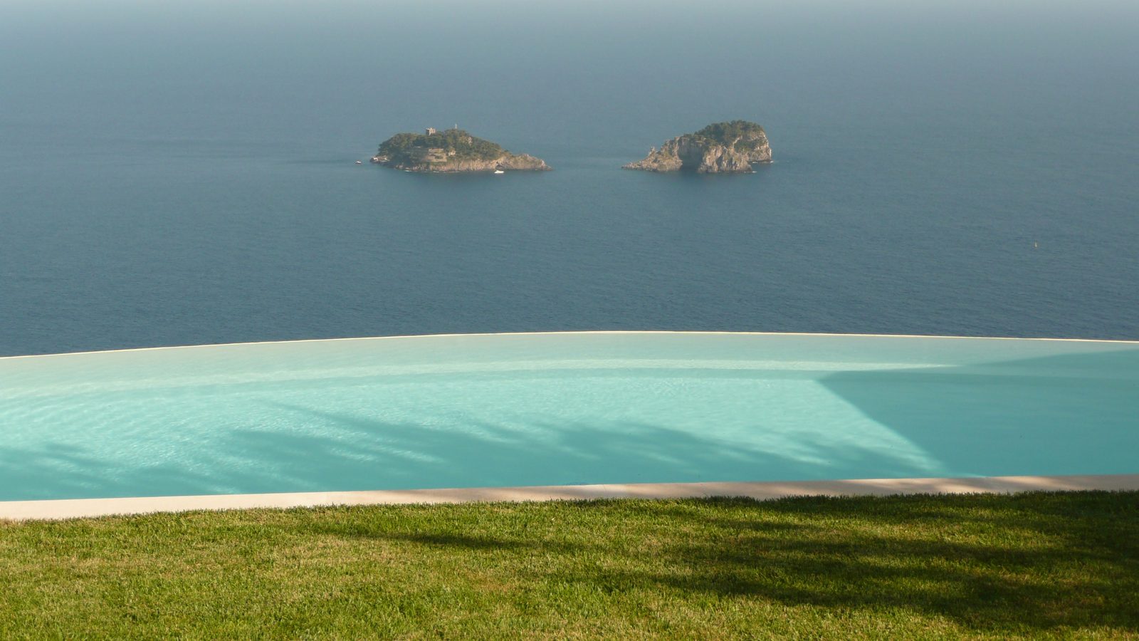 Piscina a sfioro sul mare